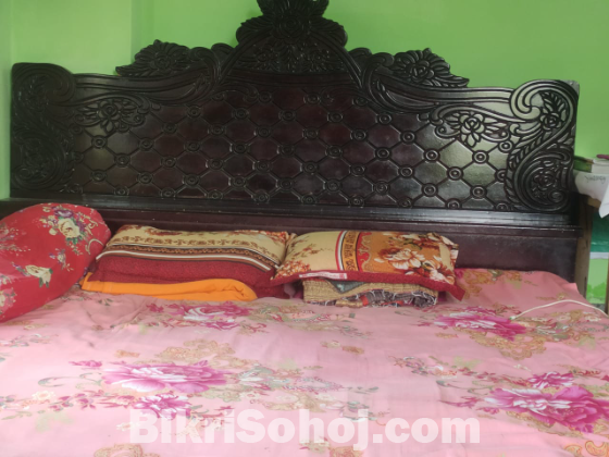 ভালমানের একটি মালেশিয়ান উডের খাট বিক্রয় করা হবে।